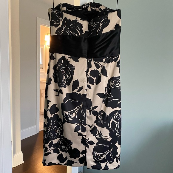 White House Black Market Strapless Dress - sz 4 - Picture 3 of 3